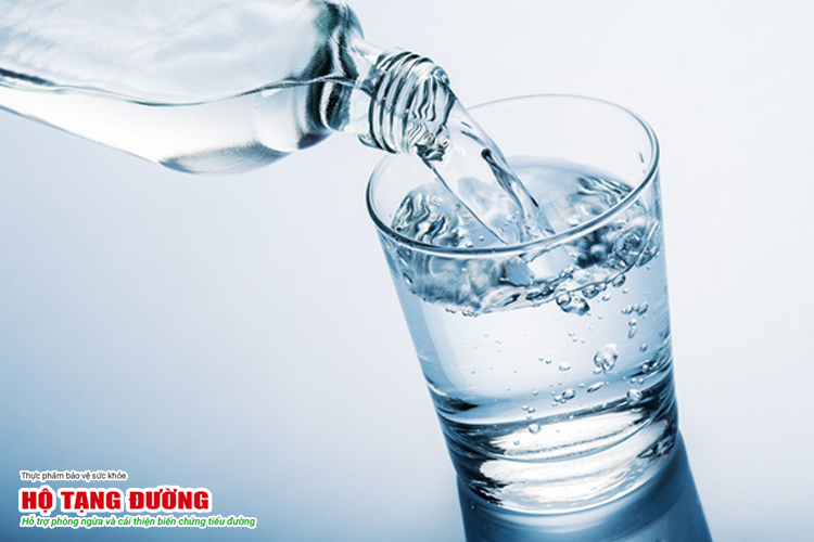Người tiểu đường bị phù chân chỉ nên uống nước theo nhu cầu, không uống nhiều